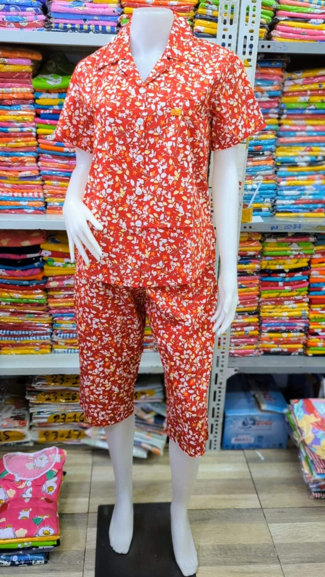 ឈុតផ្កា ធីតា ដៃខ្លី ជើងត្រការ