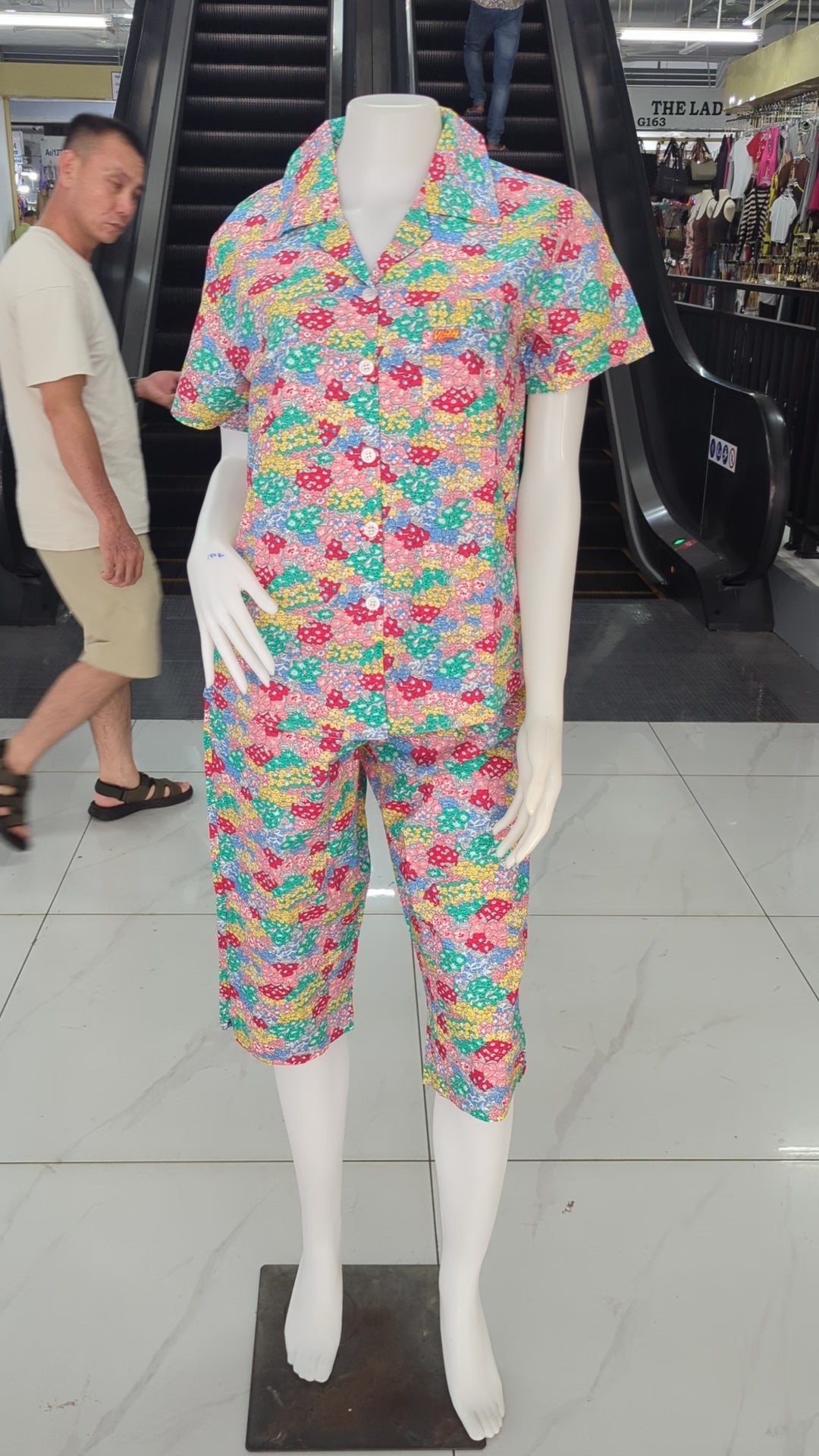 ឈុតផ្កា ធីតា ដៃខ្លី ជើងទ្រការ