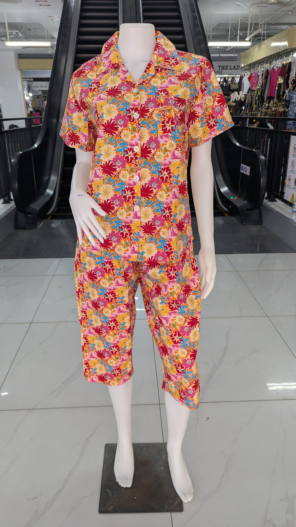 ឈុតផ្កា ធីតា ដៃខ្លី ជើងទ្រការ