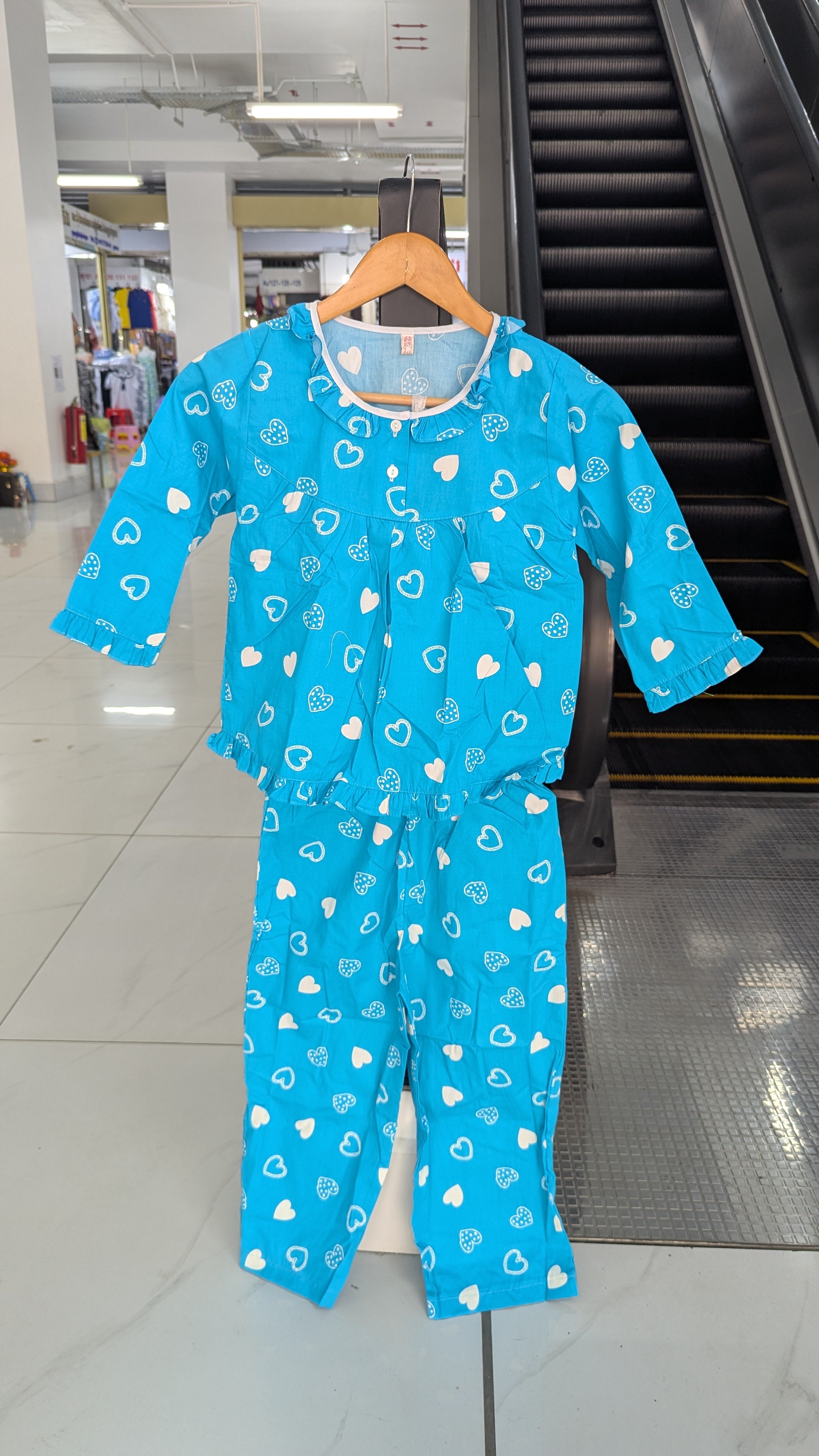 ឈុតក្មេងស្រី ដៃវែង ជើងវែង