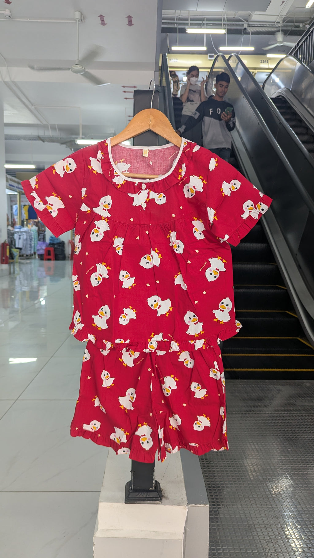 ឈុតក្មេងស្រី ដៃខ្លី ជើងខ្លី