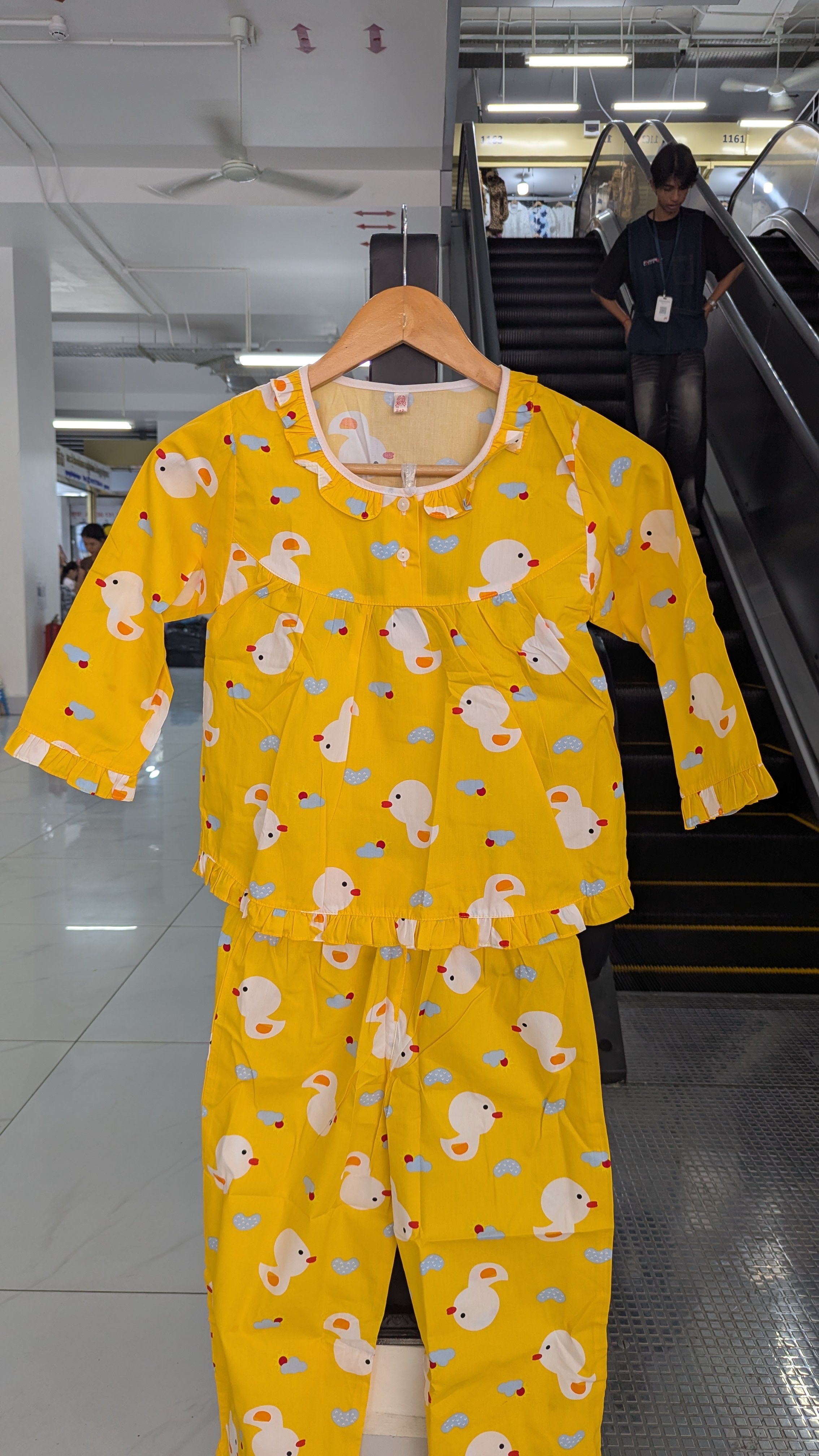 ឈុតក្មេងស្រី ដៃវែង ជើងវែង