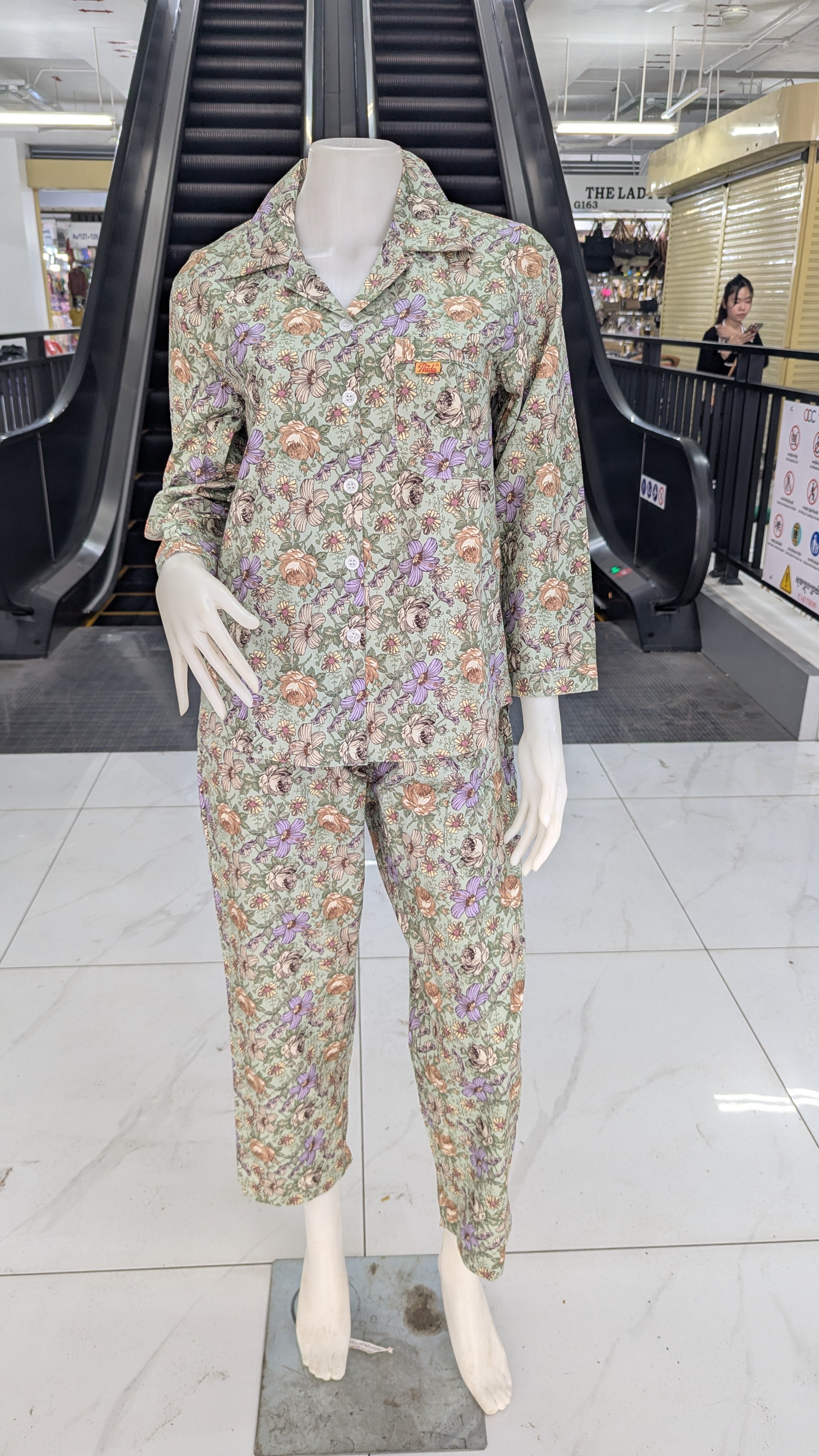 ឈុតផ្កា ធីតា ដៃវែង ជើងវែង